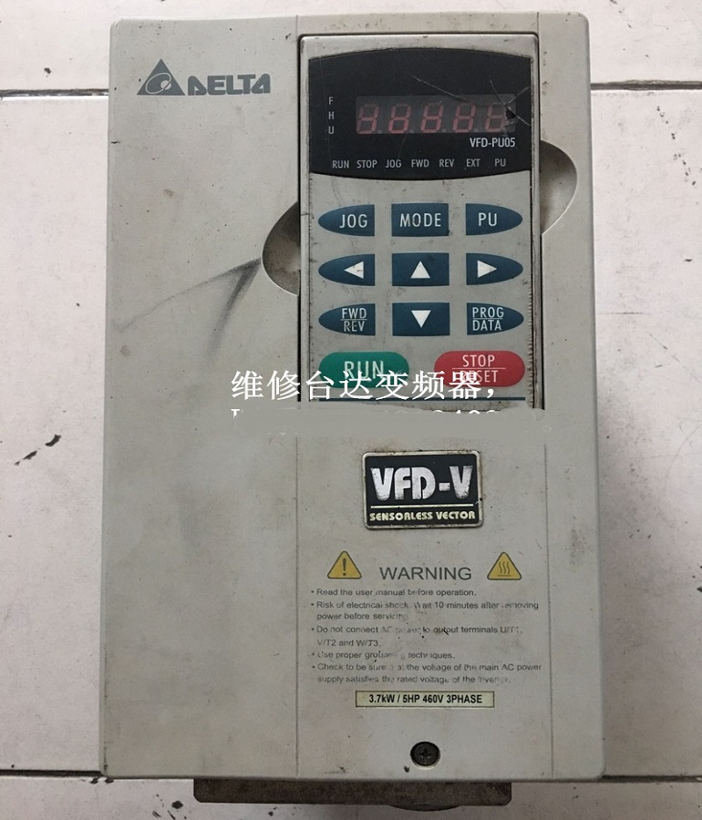 山東煙臺專業(yè)維修臺達(dá)變頻器變頻器，承接全國的臺達(dá)變頻器變頻器維修業(yè)務(wù)和煙臺及周邊地區(qū)的安裝調(diào)試業(yè)務(wù)。我們將用精湛的技術(shù)、優(yōu)質(zhì)的服務(wù)為您排憂解難！  臺達(dá)變頻器變頻器維修，可快速解決臺達(dá)變頻器變頻器故障：整流模塊損壞、逆變模塊損壞、上電無顯示、顯示過電壓或欠電壓、顯示過電流或接地短路、電源與驅(qū)動板啟動顯示過電流、空載輸出電壓正常，帶載后顯示過載或過電流、有顯示無輸出等。     VFD300VL43