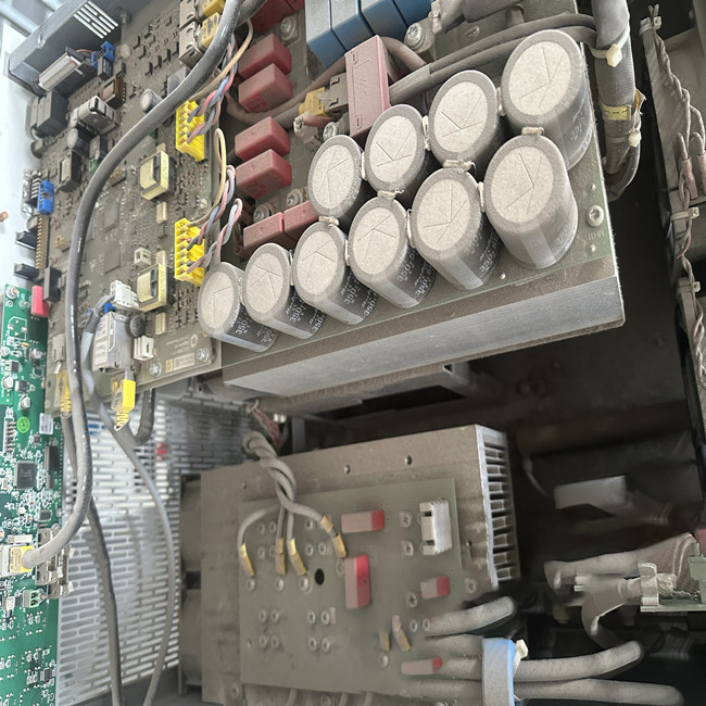 拓普康直流電源TP.C.10KW系列維修-負載能力差維修方法 故障現(xiàn)象一：電源負載能力差 電源負載能力差是一個常見的故障，一般都是出現(xiàn)在老式或是工作時間長的電源中，主要原因是各元器件老化，開關管的工作不穩(wěn)定，沒有及時進行散熱等。此外還有穩(wěn)壓二極管發(fā)熱漏電，整流二極管損壞等。 維修方法：用萬用表著重檢查一下穩(wěn)壓二極管，高壓濾波電容，限流電阻有無變質等再仔細檢查一下電路板上的所有焊點是否開焊，虛接等。把開焊的焊點重新焊牢，更換變質的元器件，一般故障即可排除。 故障現(xiàn)象：無直流電壓輸出，但保險絲完好 這種現(xiàn)象說明開關電源未工作，或者工作后進入了保護狀態(tài)。 維修方法：首先應判斷一下開關電源的主控芯片UC3842是否處在工作狀態(tài)或已經(jīng)損壞。判斷方法是這樣的：加電測UC3842的第7腳對地電壓，若測第8腳有+5V電壓，1，2，4，6腳也有不同的電壓，則說明電路已起振，UC3842基本正常;若7腳電壓低，其余管腳無電壓或不波動，則UC3842已損壞。UC3842芯片損壞最常見的是6，7腳對地擊穿，5，7腳對地擊穿和1，7腳對地擊穿。如果這幾只腳都為擊穿，而開關電源還是不能正常啟動，則UC3842必壞，應直接更換。若判斷芯片未壞，則就著重檢查開關功率管的柵極(G極)的`限流電阻是否開焊，虛接，變值，變質以及開關功率管本身是否性能不良。除此之外，電源輸出線也有可能斷線或接觸不良也會造成這種故障。因此在維修時也應注意檢查一下。