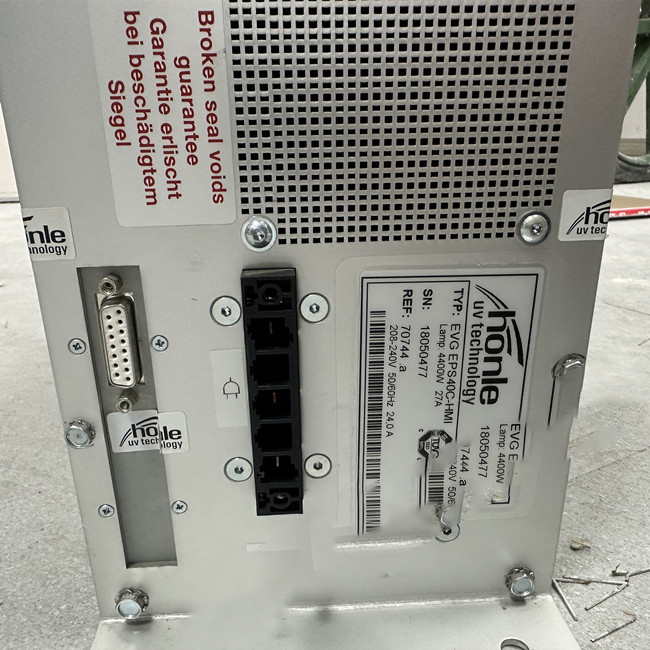 德國Honle UV設備電源維修故障：UV電子電源調光動態(tài)響應速度快，從待機到全功率輸出時間只要 8毫秒，無任何系 統(tǒng)震蕩;可以與PLC連接進入人工界面操作，可作出10%的長時間待機，徹底避免系統(tǒng)穩(wěn)定 時間長，安全性能低等弊端，同時徹底改變了依靠電容來調節(jié)燈光的強弱控制方式，且電容的耐壓強度遠遠不夠。PLC安裝接線簡單，操作方便，無須密封安裝在箱體內，可安裝在通風良好的地方，大幅度節(jié)省安裝、運輸成本。 德國Honle UV設備電源維修方法： 1、高頻方波技術( 18KHZ方波輸出），比傳統(tǒng)UV變壓器增加20%以上的UV能量輸出，能夠以閃光燈模式工作，降低能耗; 2、軟開關啟動系統(tǒng)，大幅度減低啟動時間(約45秒)，延長燈管使用壽命; 3、單片機動態(tài)控制技術，使電源轉換效率達到更高，自動找到燈管的工作電壓和電流，自動進行調整燈管的工作參數; 4、高速IGBT以及軟開關技術，響應速度快，從待機到全功率輸出時間只要 8MS; 5、功率調幅技術，輸出功率10%~100%無級可調，長期待機功率僅要10% 6、相位平衡技術，功率因素96%，，無沖擊電流;